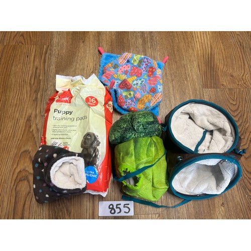 855 - Selection of pet accessories