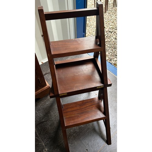 173 - Metamorphic chair/library steps