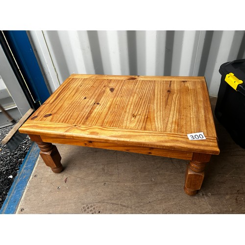 300 - Pine coffee table - 92cms(W) x 61cms x 42cms approx.