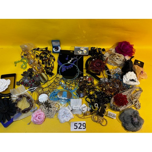 529 - Selection of various jewellery items