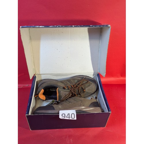 940 - Men's hiking shoes size 9 - new with tags