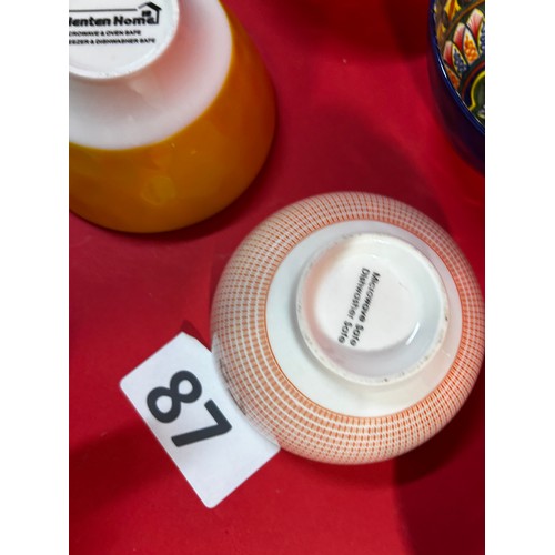 87 - 6 x decorated small ceramic bowls