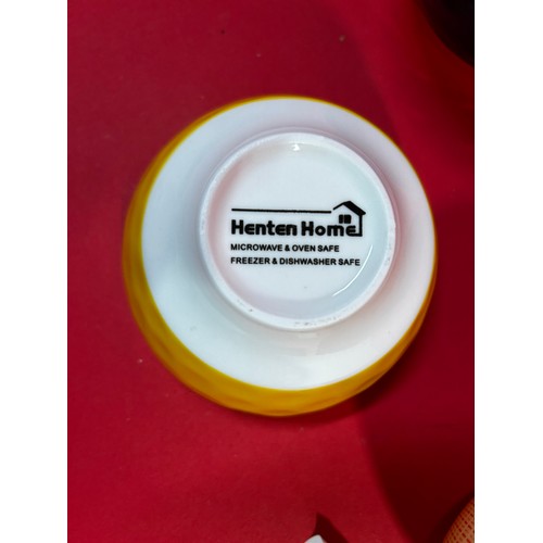 87 - 6 x decorated small ceramic bowls