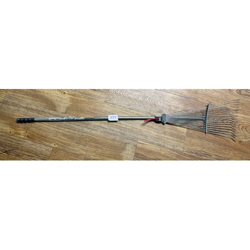 Garden extendable rake
