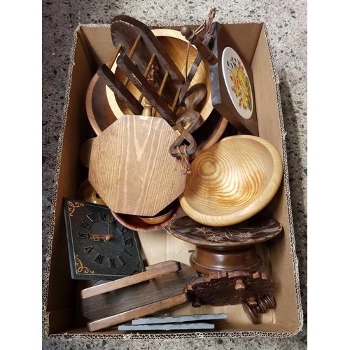 118 - CARTON WITH VARIOUS WOODEN BOWLS, LETTER RACKS & OTHER TREEN ITEMS