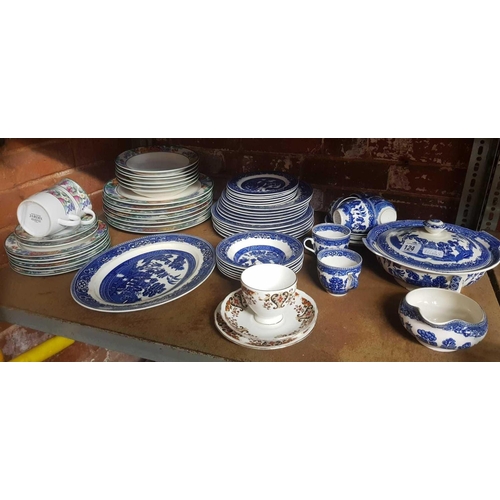 124 - SHELF WITH MIXTURE OF OLD WILLOW BLUE & WHITE PLATES & BOWLS BY JARDIN