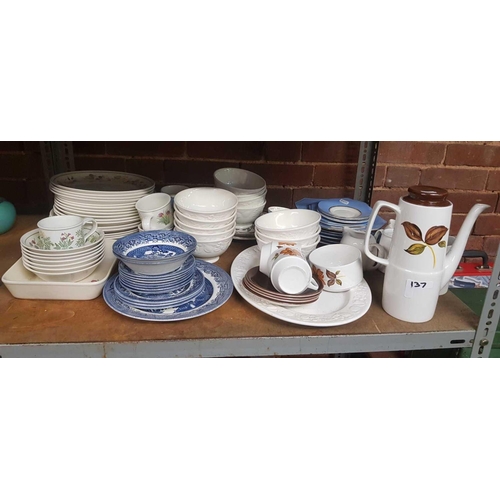 137 - 2 SHELVES OF MIXED GLASS WARE INCL: DECANTERS, VASES, DINNER PLATES BY COUNTRY LANE, BLUE & WHITE BY... 