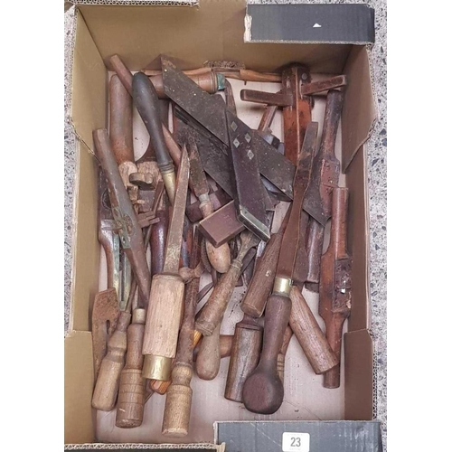 23 - CARTON OF VINTAGE HAND TOOLS INCL: CHISELS, SPOKE SHAVES, SCREWDRIVERS