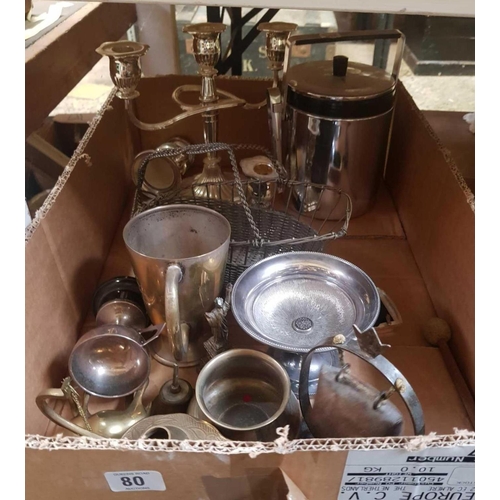 80 - CARTON WITH MIXED METAL WARE INCL: A 3 BRANCH CANDLE HOLDER, AN ICE BUCKET, MUGS & CUPS