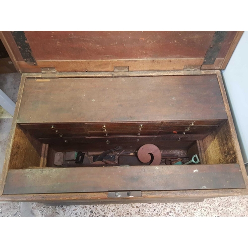 94 - VINTAGE OAK & MAHOGANY SHIPS CARPENTERS TOOL CHEST WITH MULTI DRAWERS CONTAINING VARIOUS TOOLS, WITH... 