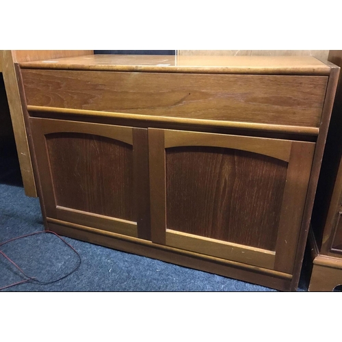 287 - RETRO MID CENTURY 2 DOOR CABINET WITH DRAWER ABOVE