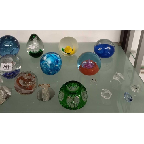 741 - SHELF OF GLASS PAPER WEIGHTS TOGETHER WITH A NUMBER OF SMALL GLASS FIGURES OF ANIMALS