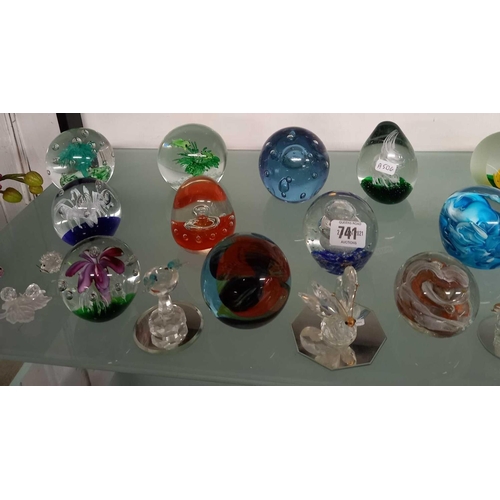 741 - SHELF OF GLASS PAPER WEIGHTS TOGETHER WITH A NUMBER OF SMALL GLASS FIGURES OF ANIMALS