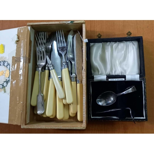 829 - CIGAR BOX WITH CUTLERY & BOXED PLATED PUSHER & SPOON