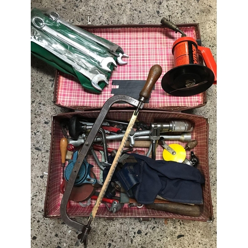 89 - SMALL SUITCASE CONTAINING HACKSAW, BUTANE GAS TORCH, SET OF SPANNERS, BENCH VICE, HAND DRILL & SHARP... 