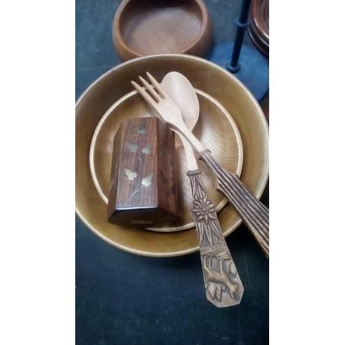 161 - CARTON OF TREEN ITEMS INCL; BOWLS, ROUND PICTURE FRAMES & CASKET