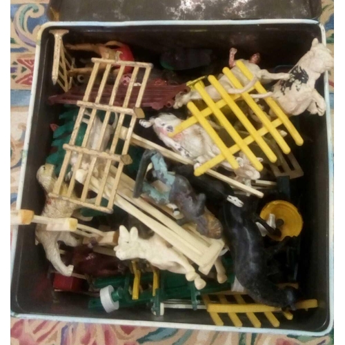 948 - TIN OF PLASTIC FARMYARD ANIMALS & OTHER LEAD FIGURES