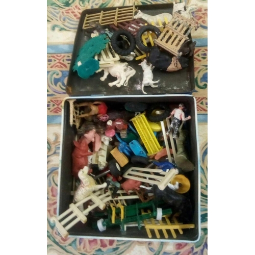 948 - TIN OF PLASTIC FARMYARD ANIMALS & OTHER LEAD FIGURES