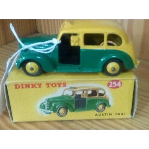 964 - DINKY 254 AUSTIN TAXI BOXED TWO TONE YELLOW UPPER BODY & HUBS GREEN LOWER BODY. TAXI NEAR MIN BOX GO... 