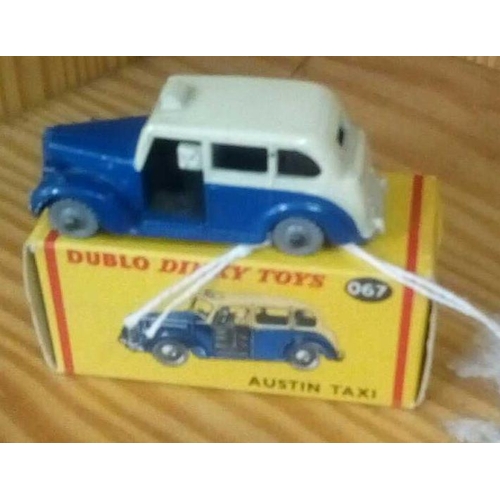 964 - DINKY 254 AUSTIN TAXI BOXED TWO TONE YELLOW UPPER BODY & HUBS GREEN LOWER BODY. TAXI NEAR MIN BOX GO... 