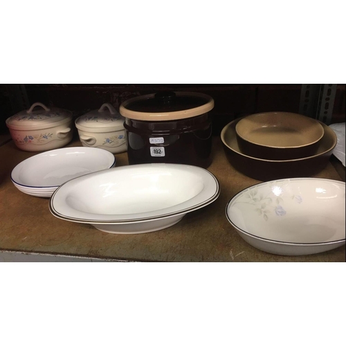 192 - SHELF OF VARIOUS CROCKERY & POTTERY