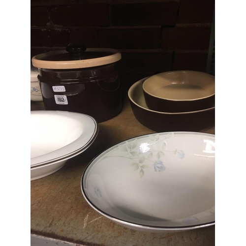 192 - SHELF OF VARIOUS CROCKERY & POTTERY