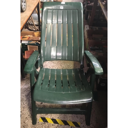 204 - GREEN PLASTIC LOUNGER CHAIR