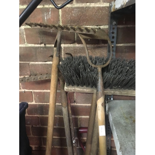 215 - VARIOUS GARDEN RAKES, HOSE, FORK, SLEDGE HAMMER ETC