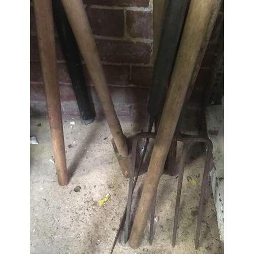 215 - VARIOUS GARDEN RAKES, HOSE, FORK, SLEDGE HAMMER ETC