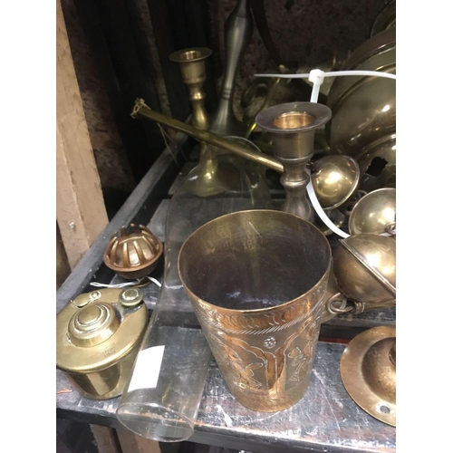 32 - PART SHELF OF BRASS WARE INCLUDING A HANGING PARAFFIN LAMP