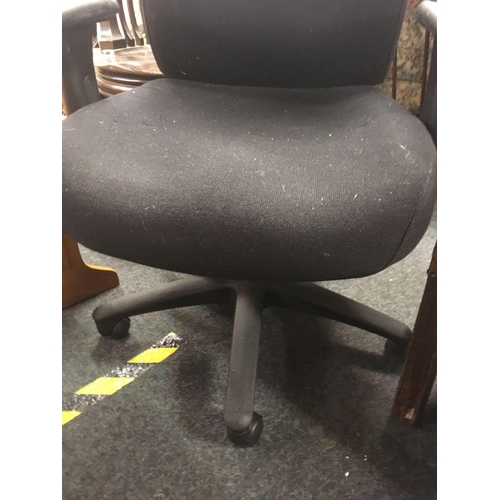 428 - BLACK OFFICE SWIVEL CHAIR WITH ARMS