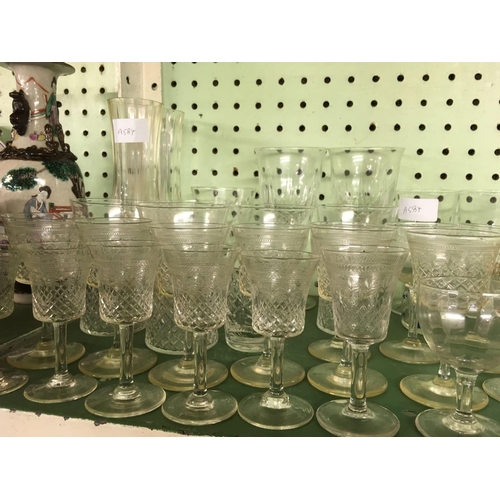 454 - SHELF OF VINTAGE ETCHED GLASSES, TUMBLERS, DESERT DISHES, WINE GLASSES ETC