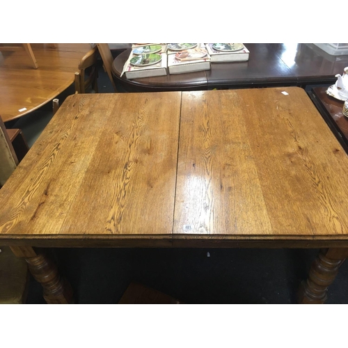 481 - EXTENDING OAK DINING TABLE WITH TURNED LEGS ON CASTER & EXTRA LEAF 4ft 6'' X 3ft 6'' EXTENDING TO 6f... 