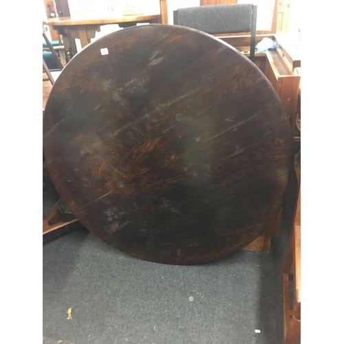 500 - VICTORIAN ROSEWOOD LOO TABLE ON TRIANGULAR BASE