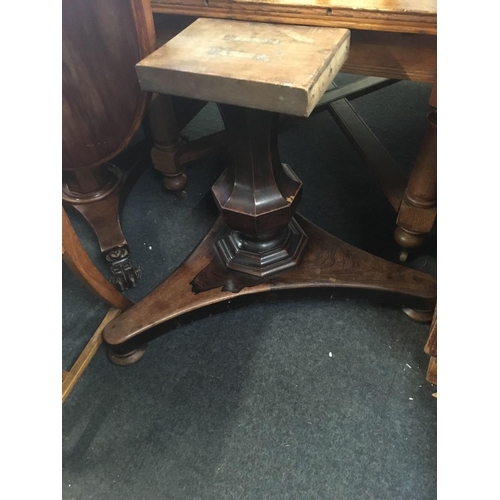 500 - VICTORIAN ROSEWOOD LOO TABLE ON TRIANGULAR BASE