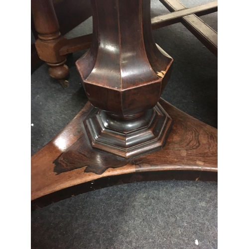 500 - VICTORIAN ROSEWOOD LOO TABLE ON TRIANGULAR BASE