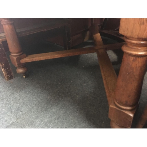 504 - IMPRESSIVE VICTORIAN LIGHT OAK EXTENDING DINING TABLE WITH HEAVY TURNED LEGS & STRETCHERS ON BRASS C... 