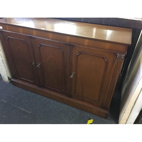 586 - MODERN REPRODUCTION MAHOGANY VENEERED SIDEBOARD WITH 3 SHELVES & SHELVING BY N NORMAN LTD OF LONDON