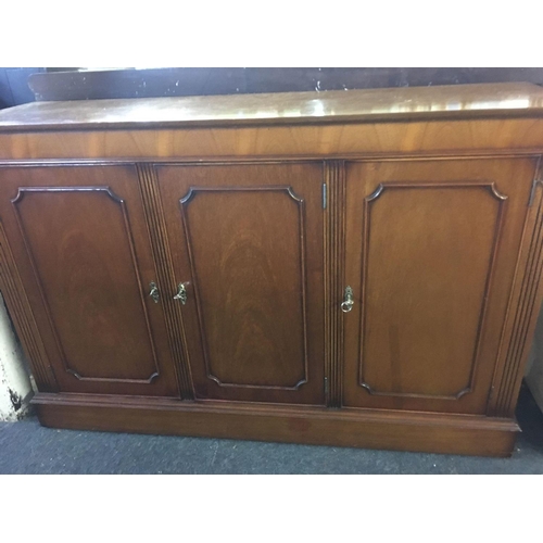 586 - MODERN REPRODUCTION MAHOGANY VENEERED SIDEBOARD WITH 3 SHELVES & SHELVING BY N NORMAN LTD OF LONDON