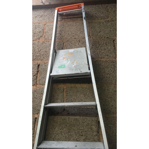 74 - 5 STEP DECORATORS LADDER