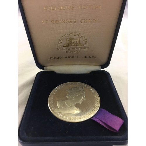 865 - QTY COMMEMORATIVE COINS INCL; 1970 ISLE OF MAN CROWN, 25 YEARS OF NATION BUILDING 1959-1984 & ST GEO... 