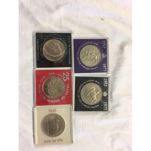 865 - QTY COMMEMORATIVE COINS INCL; 1970 ISLE OF MAN CROWN, 25 YEARS OF NATION BUILDING 1959-1984 & ST GEO... 
