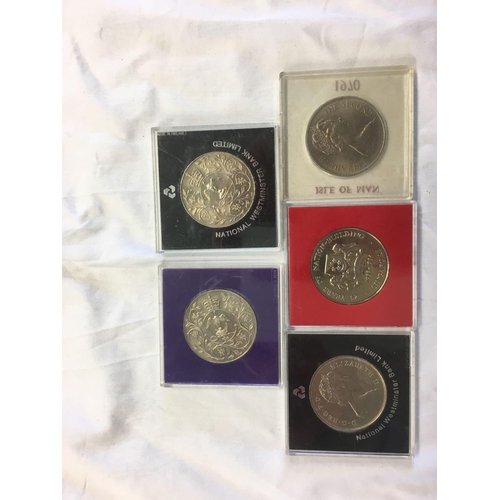 865 - QTY COMMEMORATIVE COINS INCL; 1970 ISLE OF MAN CROWN, 25 YEARS OF NATION BUILDING 1959-1984 & ST GEO... 