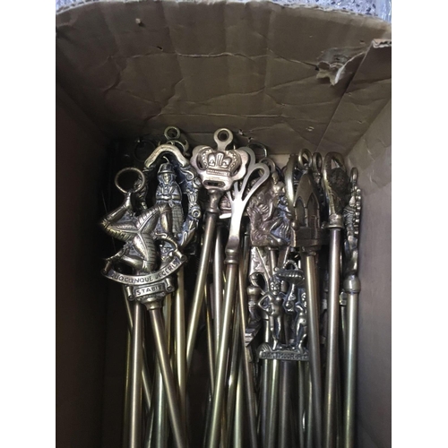 98 - LARGE QTY OF BRASS TOASTING FORKS