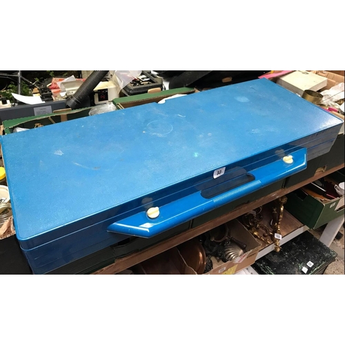 32 - BLUE PLASTIC FOLDING PICNIC UNIT