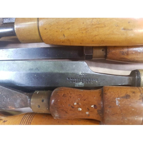 44 - CARTON OF VINTAGE WOOD CHISELS INCL; MARPLES & A VINTAGE DRAWER KNIFE WITH LIGNUM VITAE