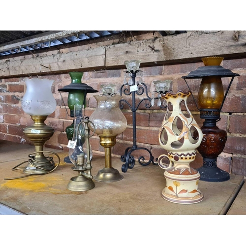 186 - QTY OF MODERN OIL LAMPS IN GLASS & BRASS