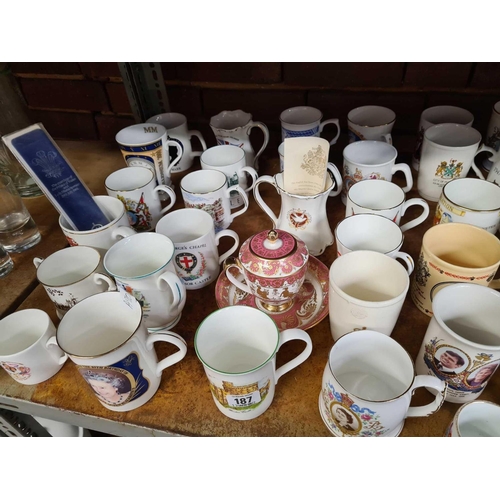 187 - SHELF OF MISC COMMEMORATIVE MUGS & A BUCKINGHAM PALACE CHOCOLATE POT