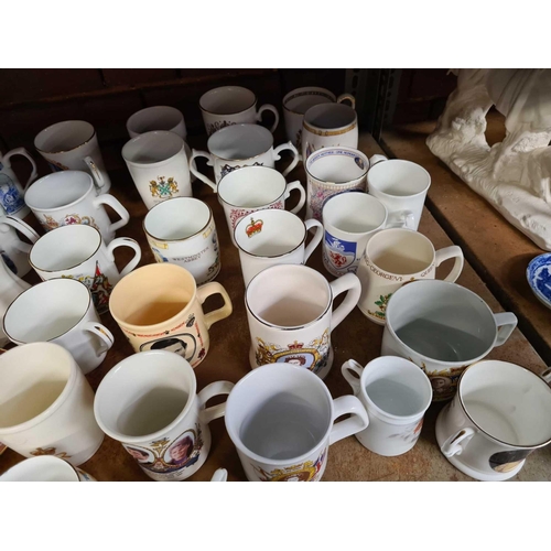 187 - SHELF OF MISC COMMEMORATIVE MUGS & A BUCKINGHAM PALACE CHOCOLATE POT