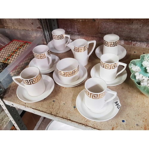 225 - SHELF OF VARIOUS DECORATIVE PLATES, QTY OF PORTMEIRION COFFEE CANS & A DECORATIVE BOWL